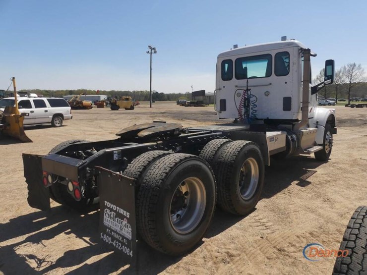 2017-peterbilt-567-image-2