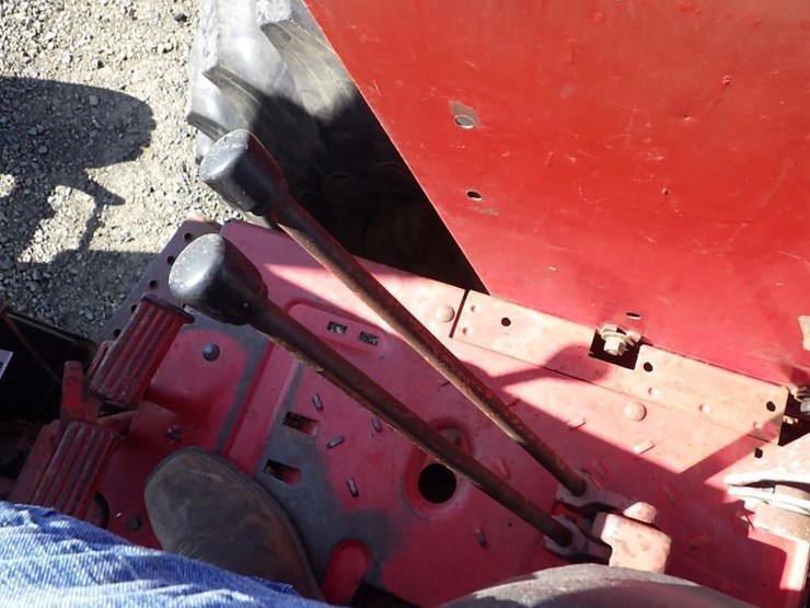 international-f1066-tractor-image-40