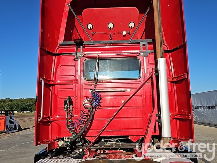 2015-volvo-vnl42t300-image-20