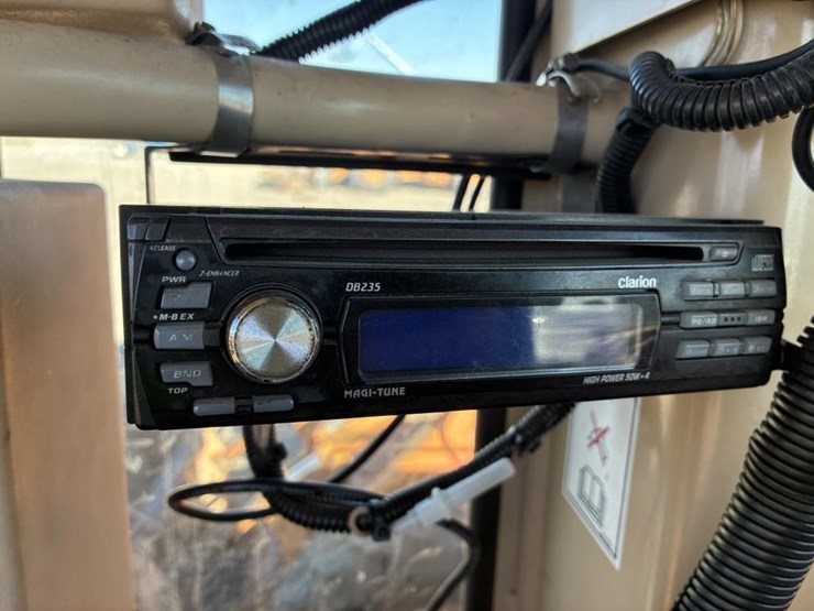 2005-caterpillar-143h-image-31