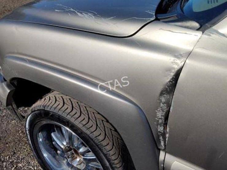 2003-chevrolet-suburban-image-2