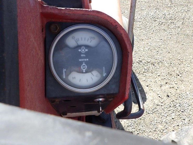 international-f1066-tractor-image-35