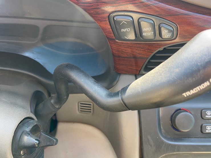 2004-cadillac-deville-sedan-image-21