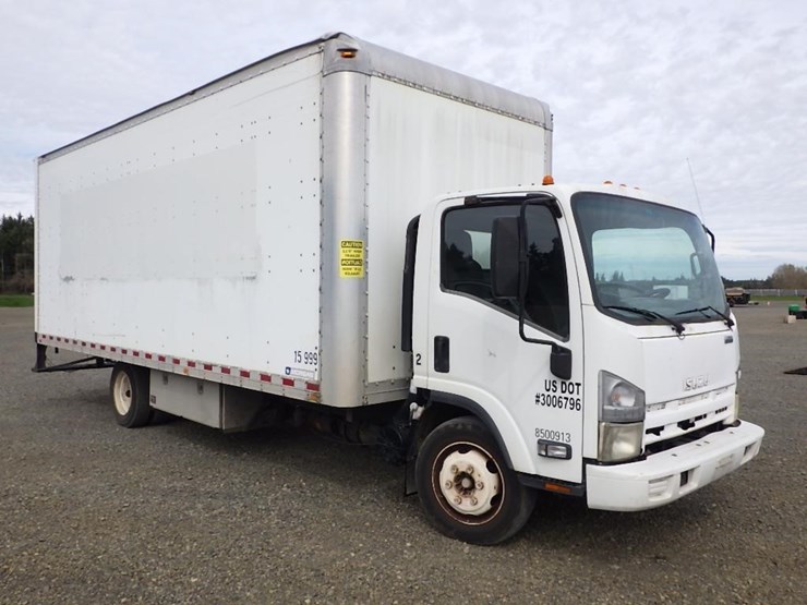 2010-isuzu-npr-image-3