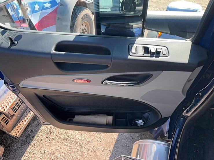 2026-peterbilt-567-image-15