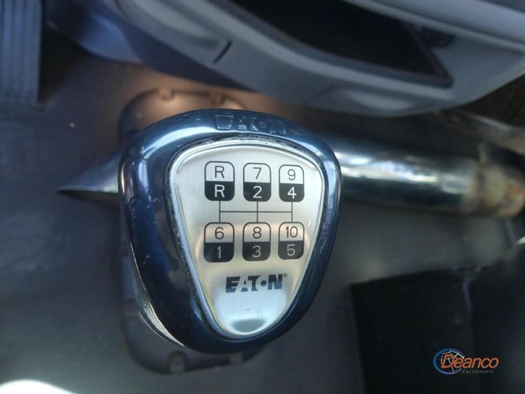 2017-peterbilt-567-image-18