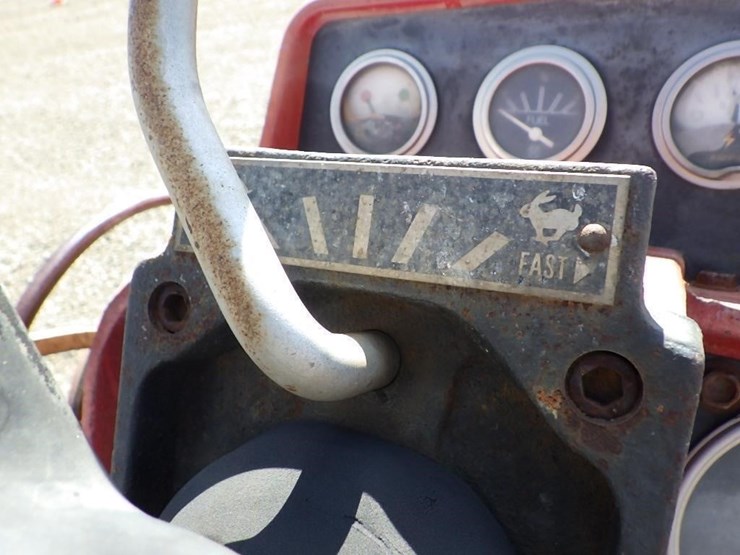 international-f1066-tractor-image-34