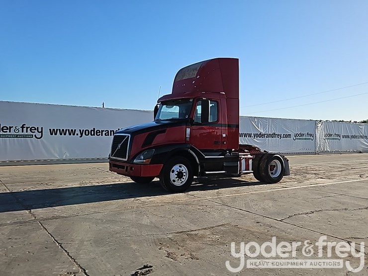 2015-volvo-vnl42t300-image-2