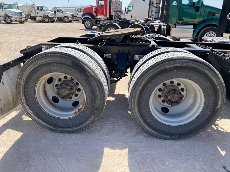 2015-peterbilt-579-image-5