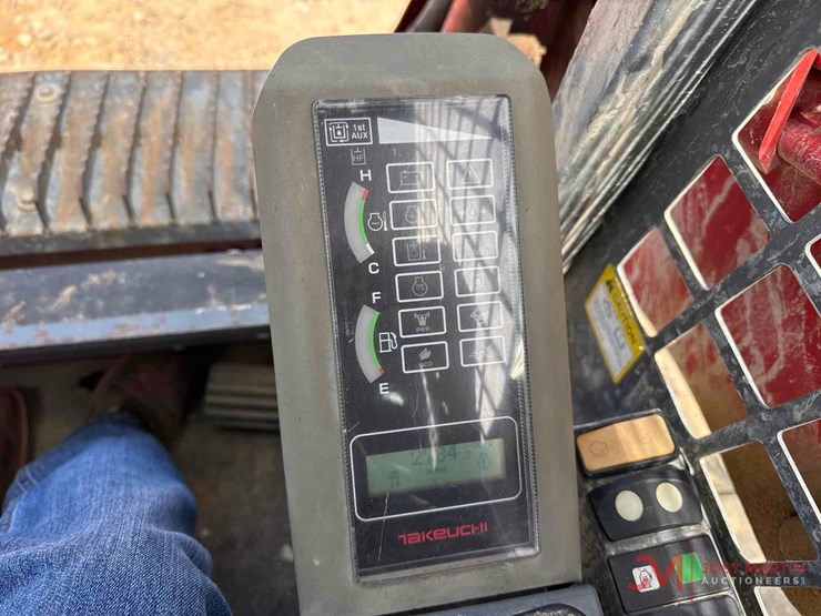 2019-takeuchi-tl8-image-18