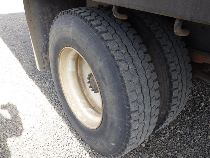 1996-freightliner-fl70-image-26