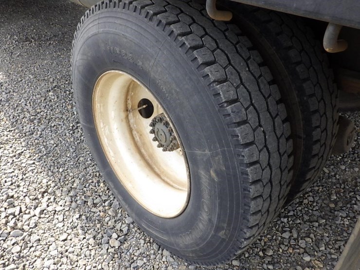 1996-freightliner-fl70-image-27