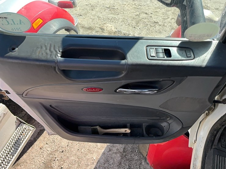 2015-peterbilt-567-image-16