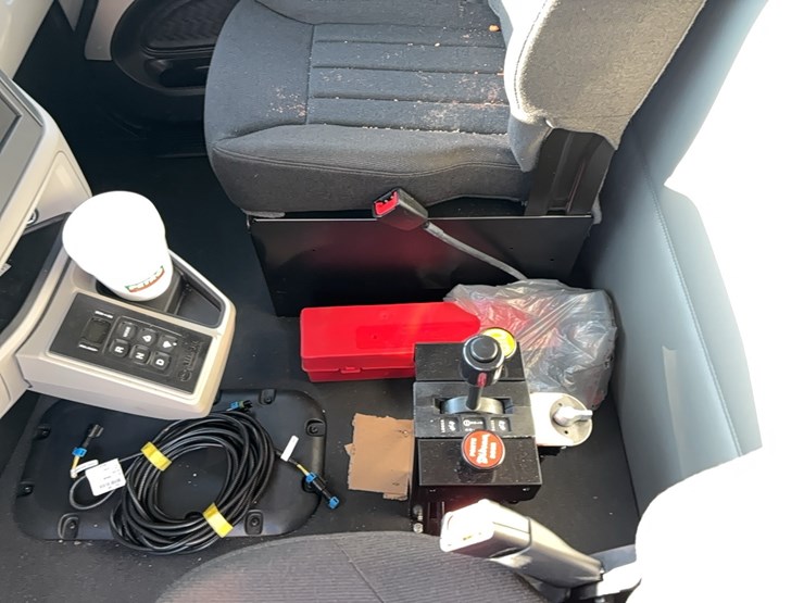 2026-peterbilt-567-image-18