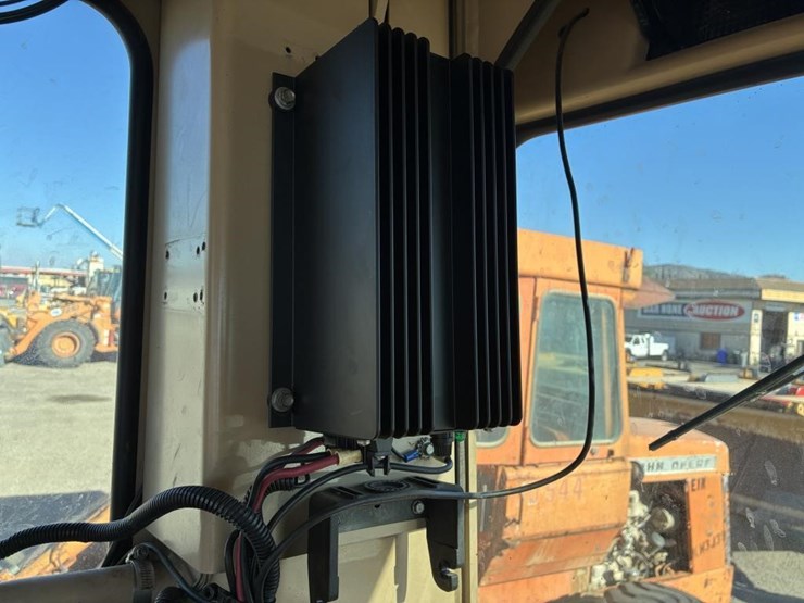 2005-caterpillar-143h-image-34