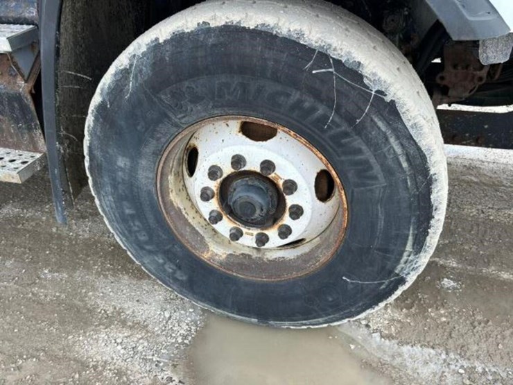 2013-freightliner-108sd-image-70