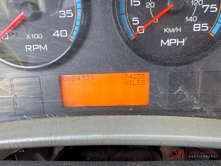 2011-international-7400-image-40