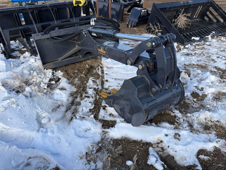 2025-landhonor-backhoe-image-7