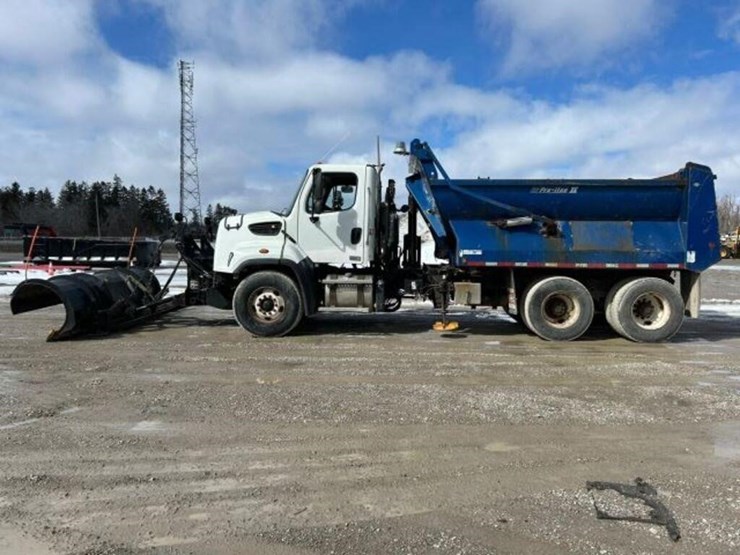 2013-freightliner-108sd-image-7