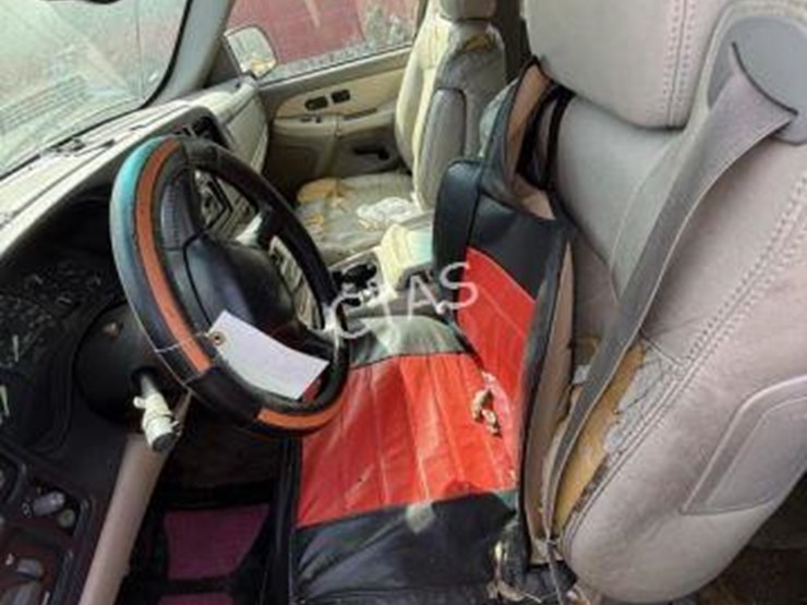 2001-chevrolet-suburban-image-13