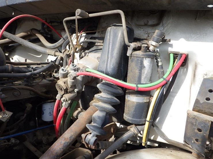 1996-freightliner-fl70-image-12