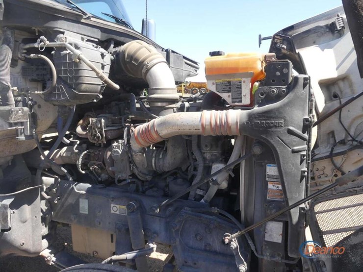 2017-peterbilt-567-image-11