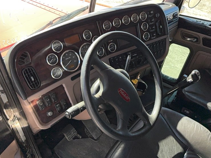 2022-peterbilt-389-image-13
