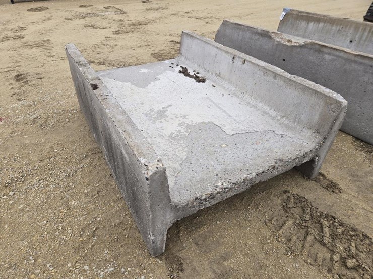 #80-•-concrete-feed-bunk-image-3