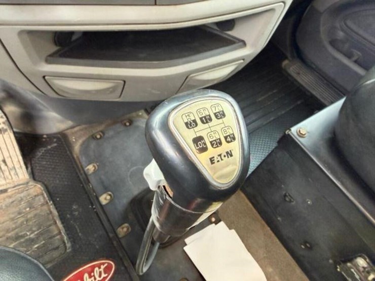 2017-peterbilt-567-image-19