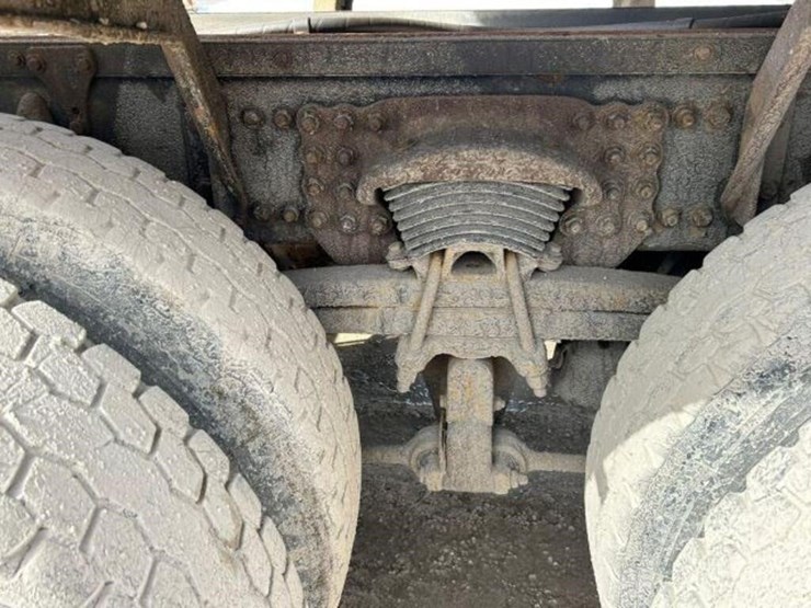 2013-freightliner-108sd-image-63