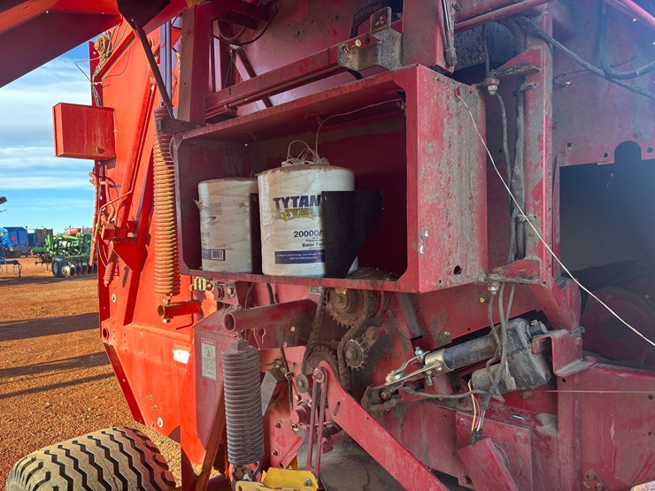 2005-new-holland-br780-image-8