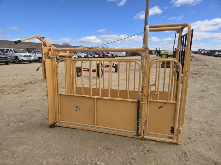 #188-•-like-new-foremost-head-chute-and-palpation-cage-image-4