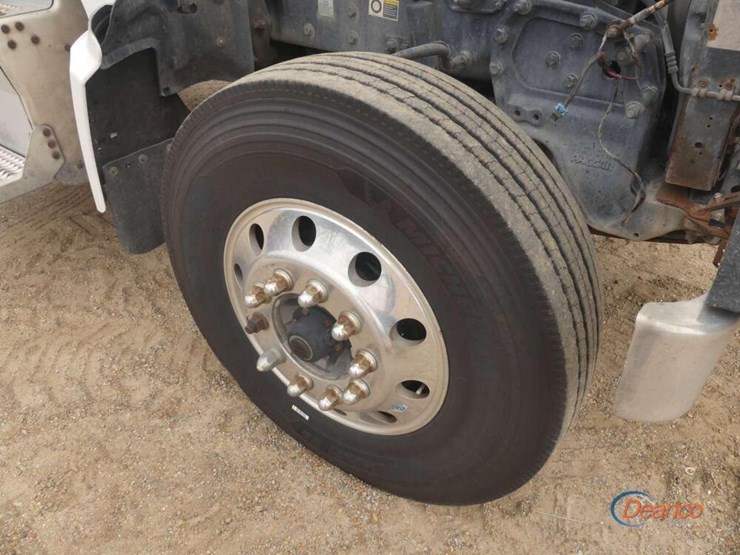 2017-peterbilt-567-image-12