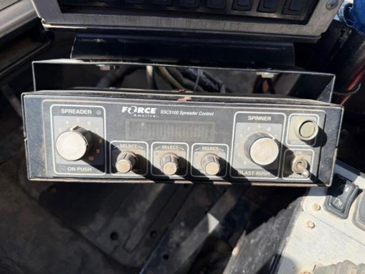 2013-freightliner-108sd-image-21