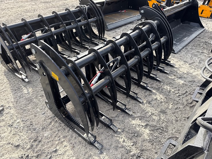 #2090-•-unused-giyi-clg72-72"-skid-steer-curved-log-grabber-inv#-42040-image-3