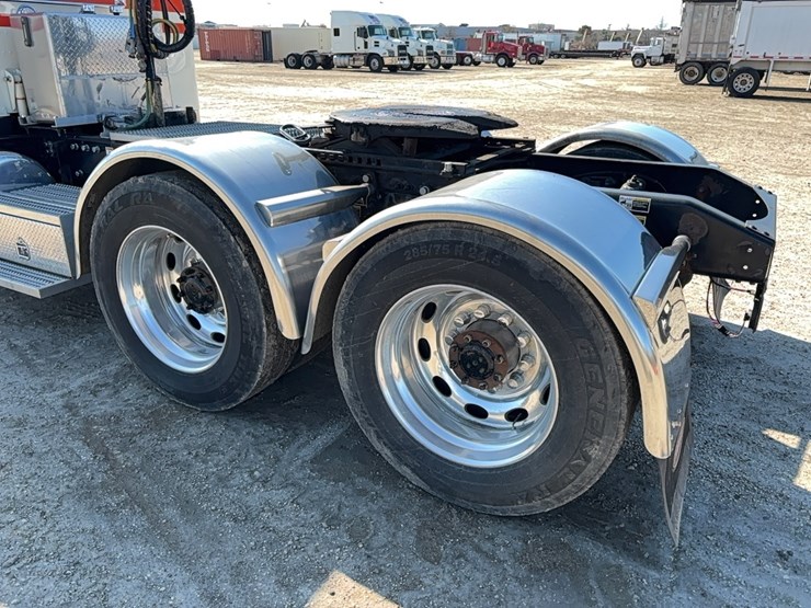 2022-peterbilt-389-image-8