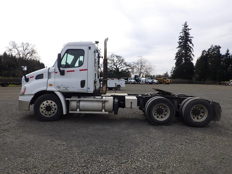 2013-freightliner-cascadia-113-image-8