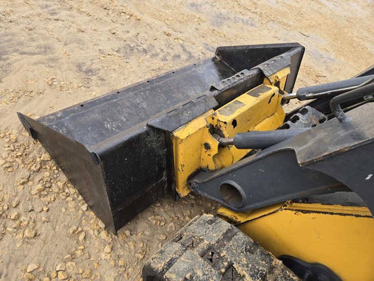 2012-deere-319d-image-5