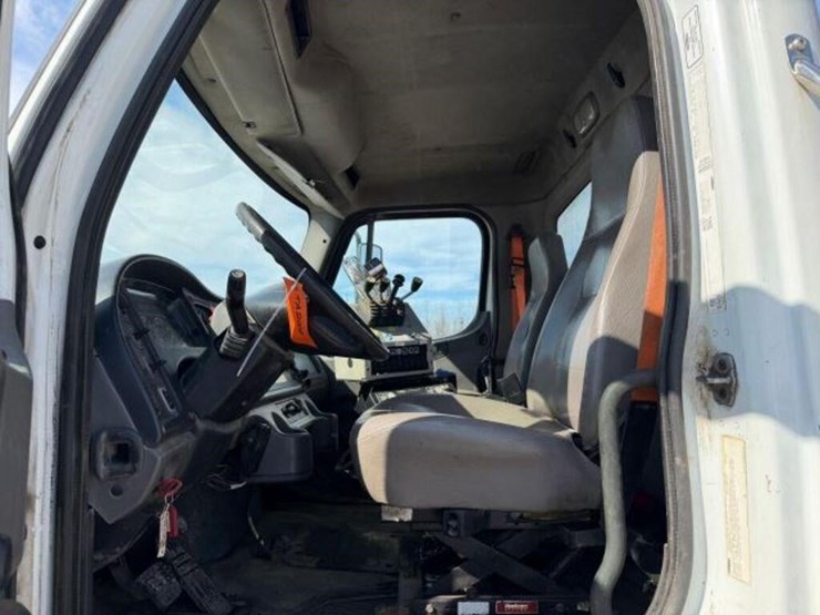 2013-freightliner-108sd-image-25