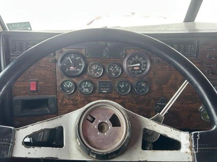 1997-peterbilt-357-image-15