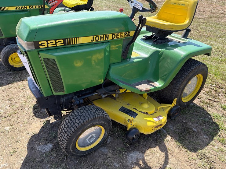 john-deere-322-image-12