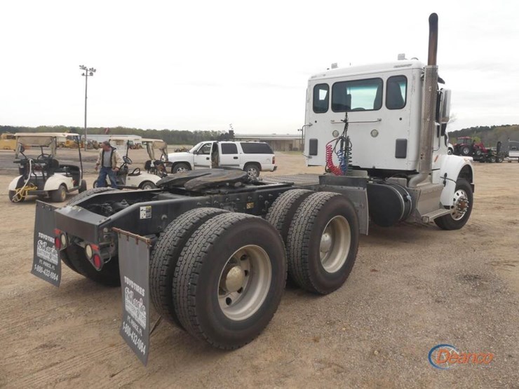 2017-peterbilt-567-image-2