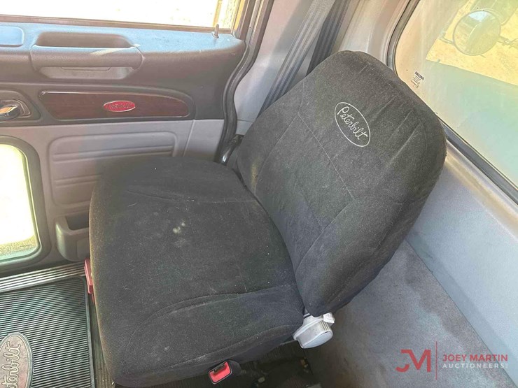 2016-peterbilt-365-image-27