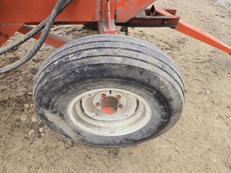 #72-•-fertilizer-auger-wagon-on-gear-image-9
