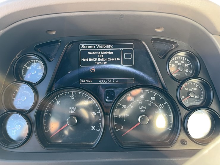 2015-peterbilt-567-image-18