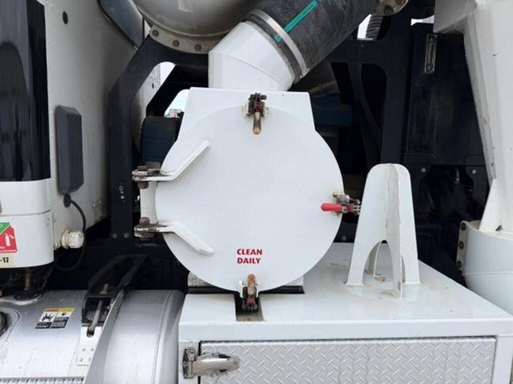 2017-peterbilt-567-image-24