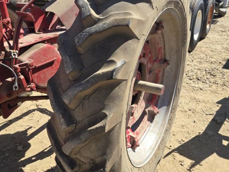 #223-•-farmall-m-tractor-image-12