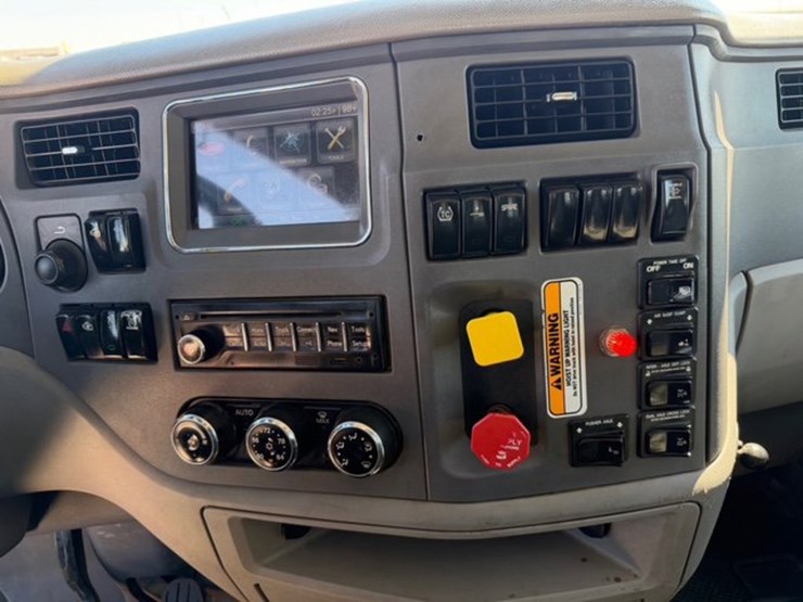 2016-peterbilt-567-image-13