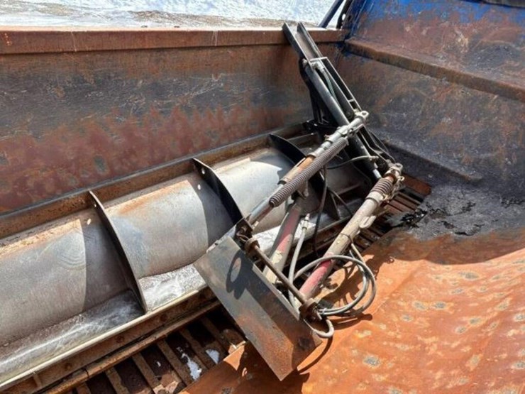 2013-freightliner-108sd-image-43