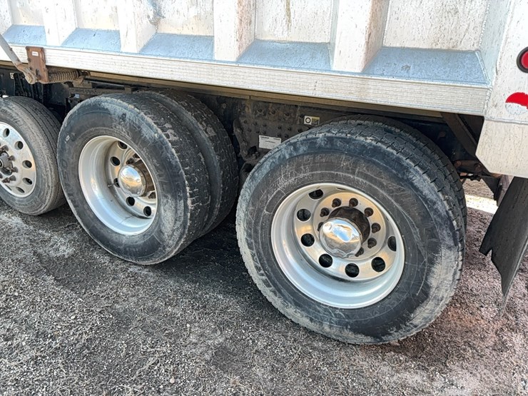 2015-peterbilt-567-image-7